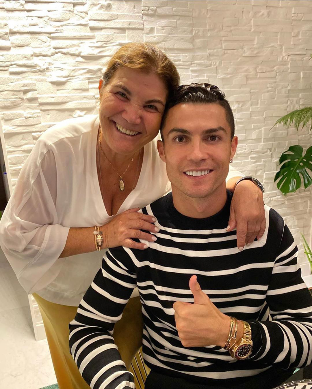 Mẹ Ronaldo sẽ bay tới Manchester