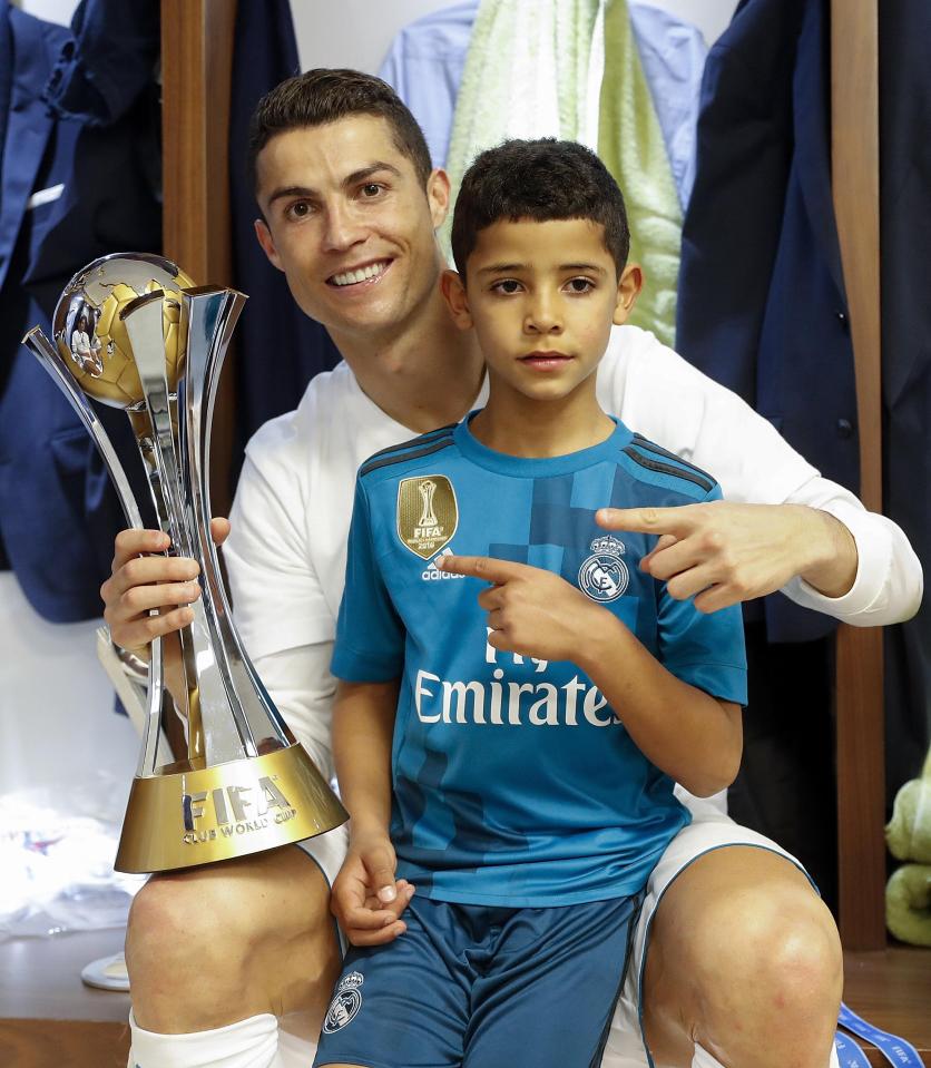 Con của Ronaldo đã bắt đầu đi học tại Manchester