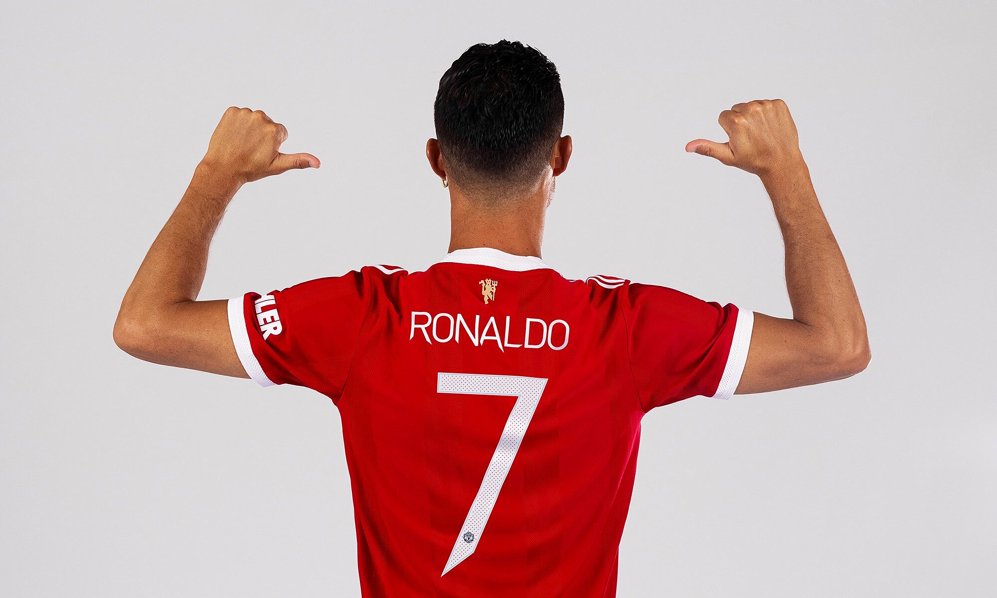 Ronaldo dùng số 7 thuộc về Edinson Cavani