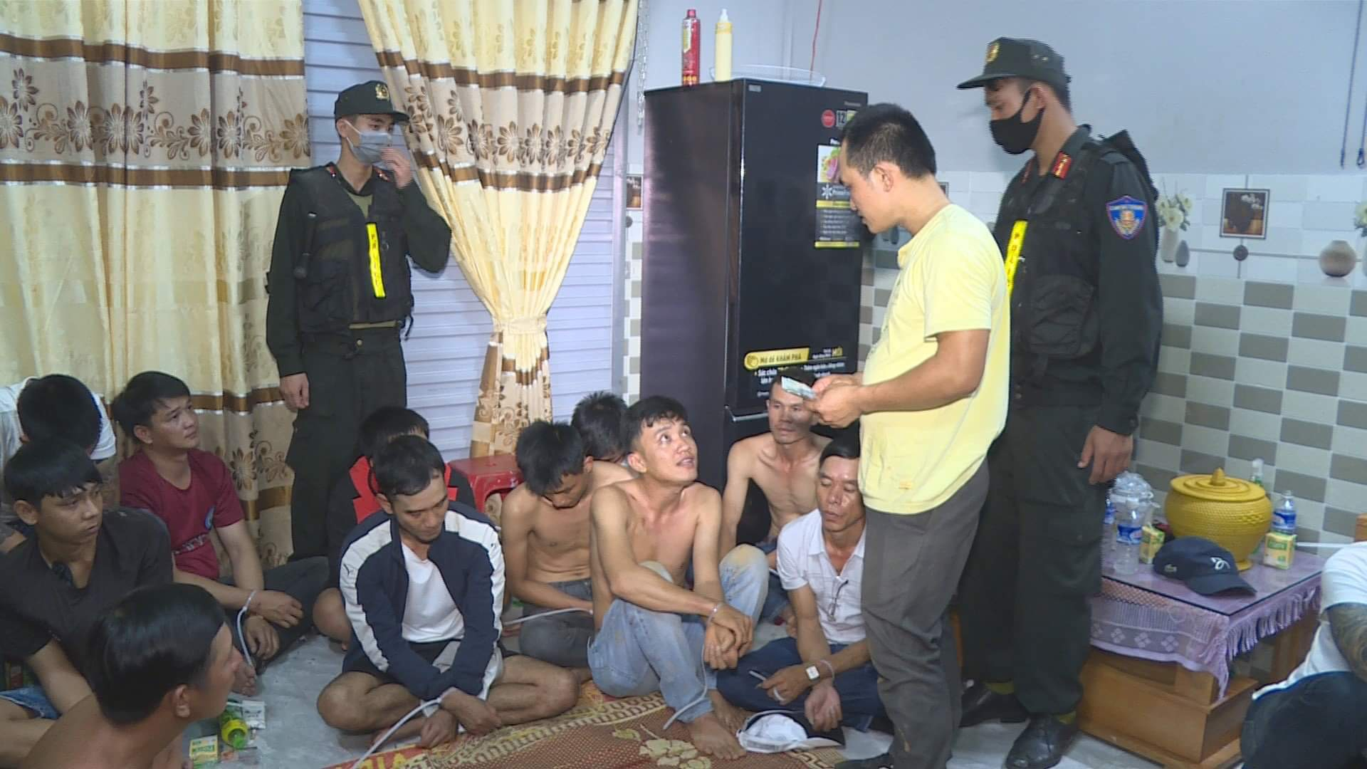 Công an Đắk Lắk bắt quả tang hàng chục con bạc đang say sưa sát phạt